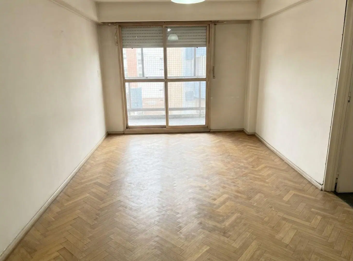 Departamento dos dormitorios con 2 balcones 2