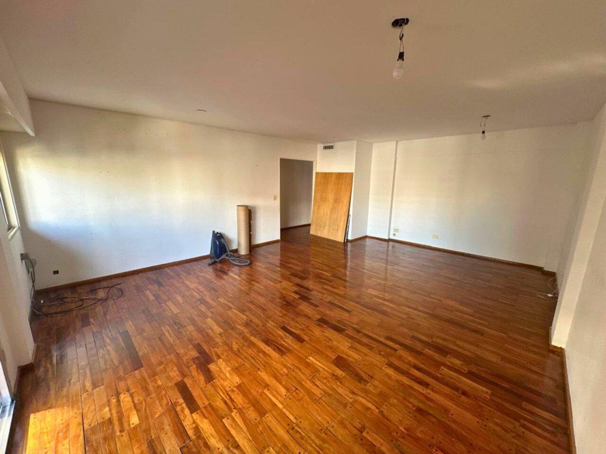 Foto de VENTA 3 DORMITORIOS CON COCHERA -SEMIPISO ZONA RIO, imagen 2