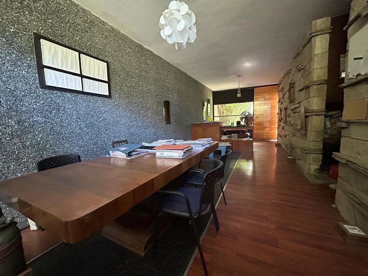 VENTA AMPLIA CASA EN ALBERDI CON JARDIN Y COCHERA 3