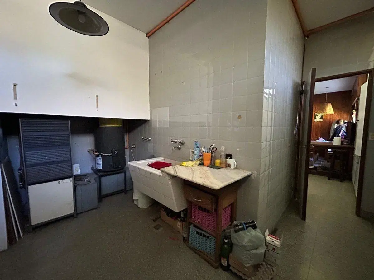 VENTA AMPLIA CASA EN ALBERDI CON JARDIN Y COCHERA 2