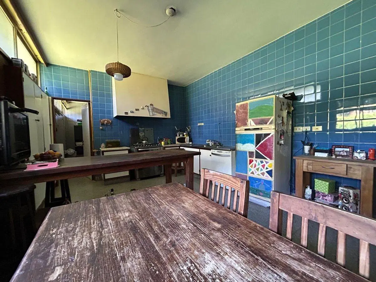 VENTA AMPLIA CASA EN ALBERDI CON JARDIN Y COCHERA 4
