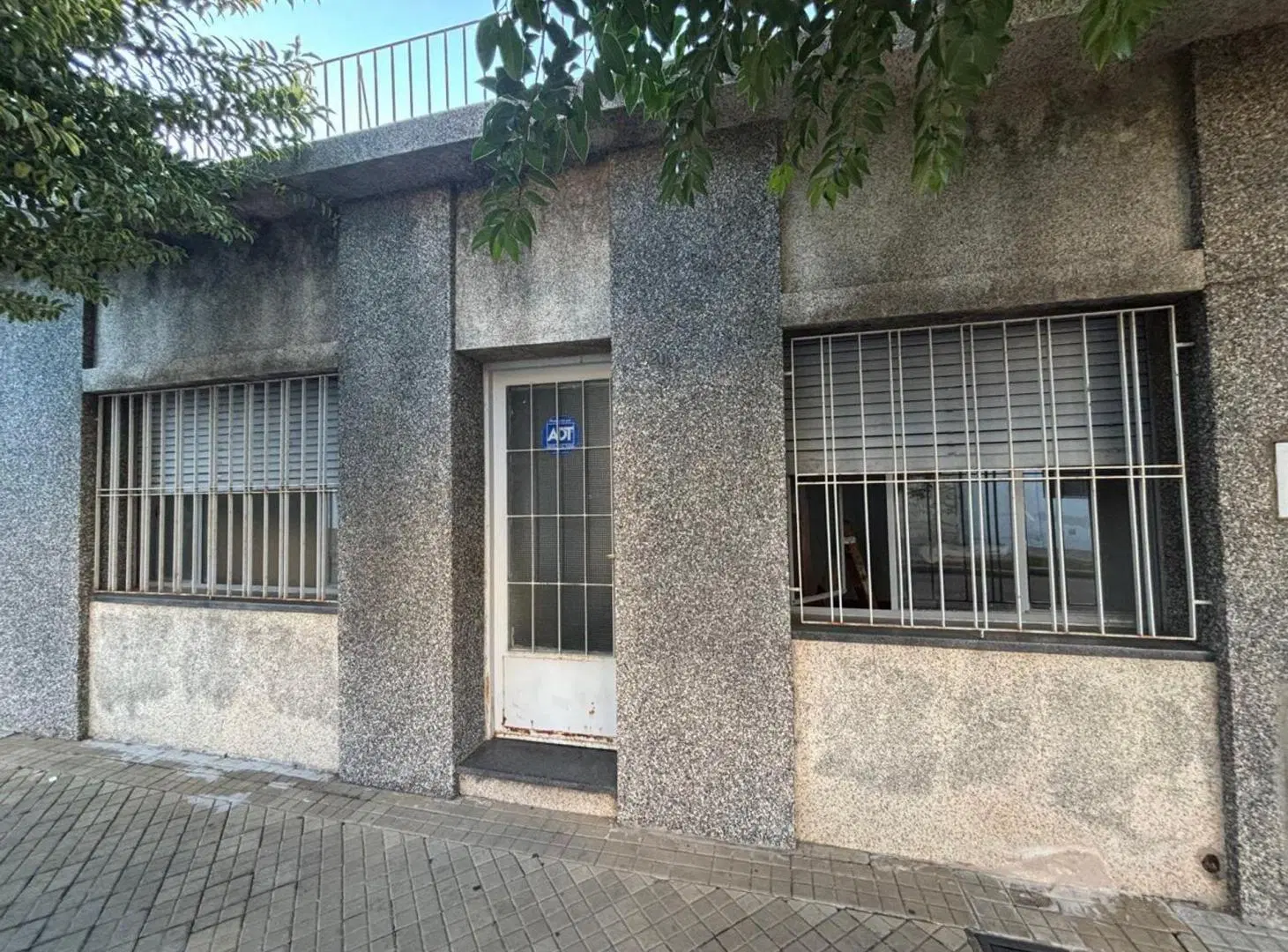 VENTA CASA (FRENTE) 2 DORMITORIOS, PATIO Y TERRAZA 2