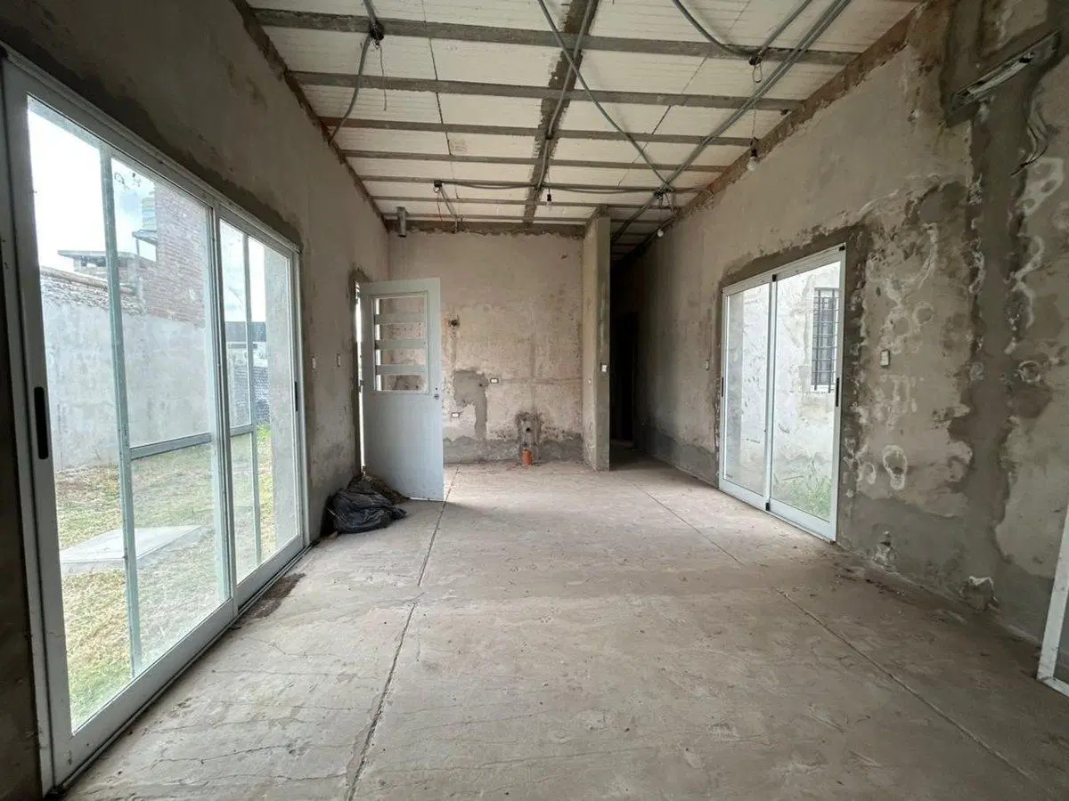 Casa en Barrio Las Fincas Ibarlucea. A terminar 8