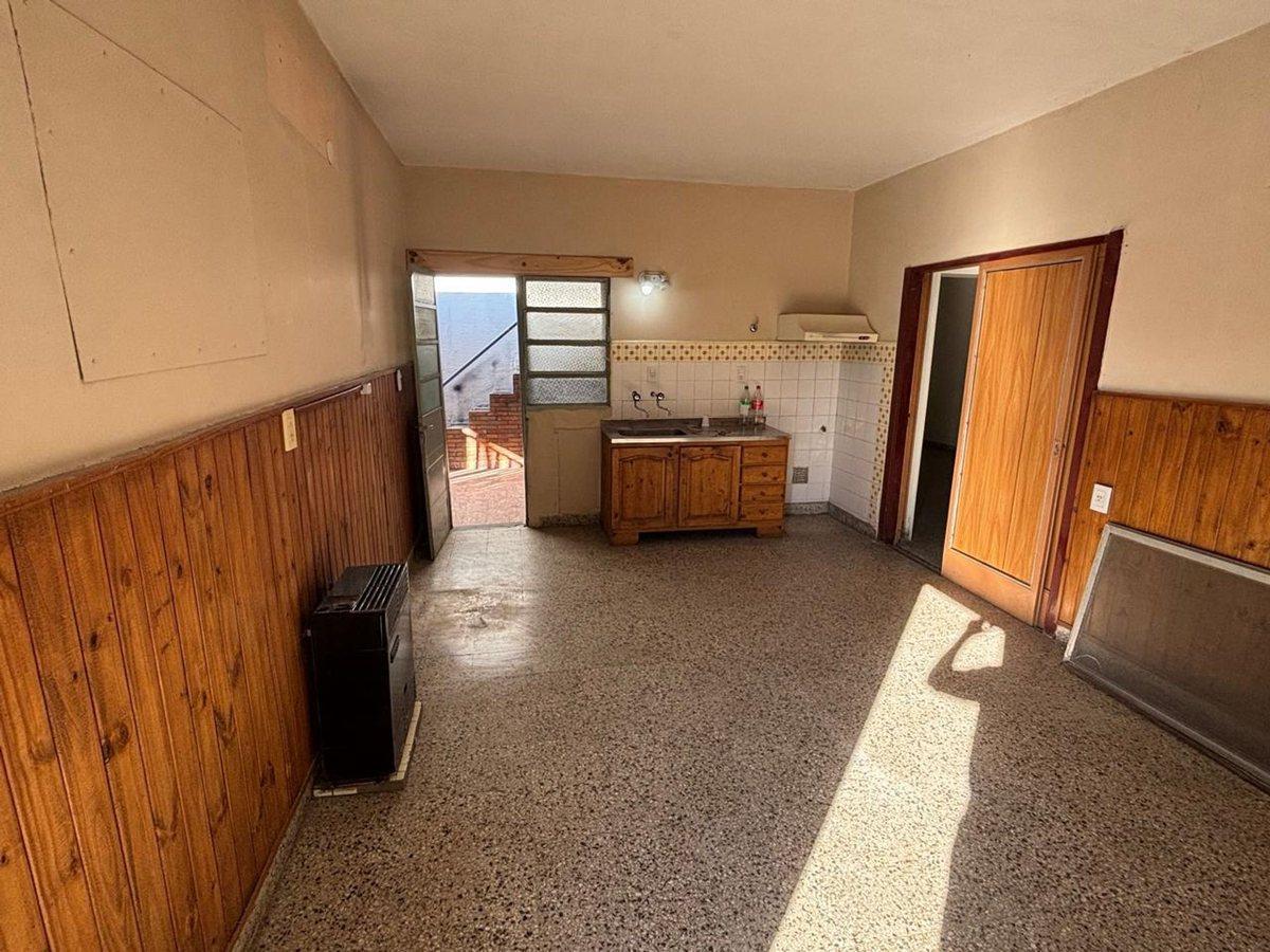 Foto de VENTA CASA DOS DORMITORIOS Y COCHERA ARROYO SECO, imagen 2