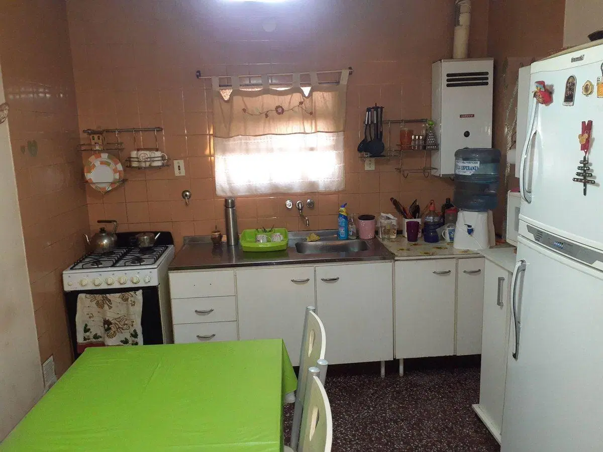 Casa al frente c/patio, galpón y Terraza - Godoy 3
