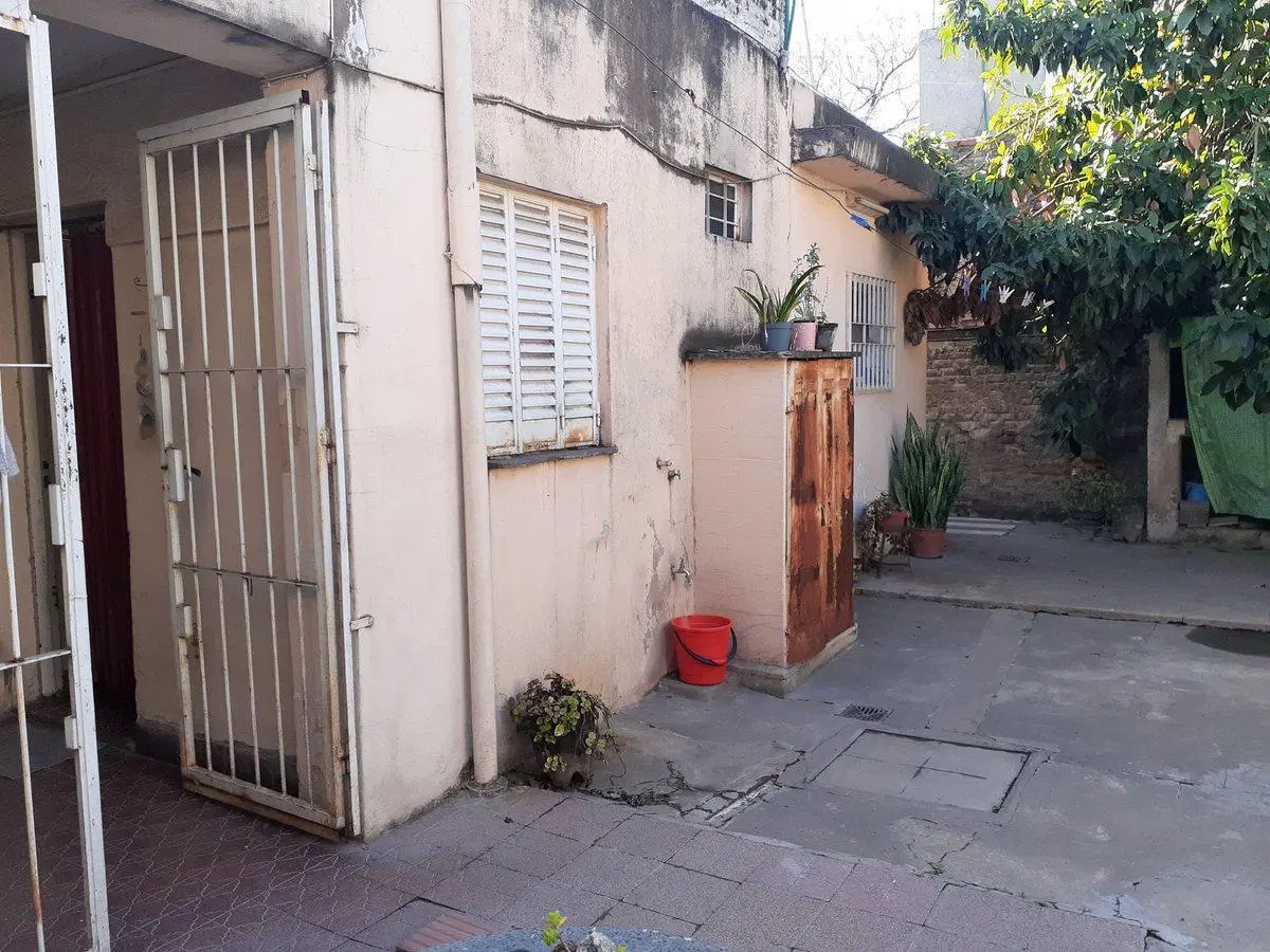 Casa al frente c/patio, galpón y Terraza - Godoy 4