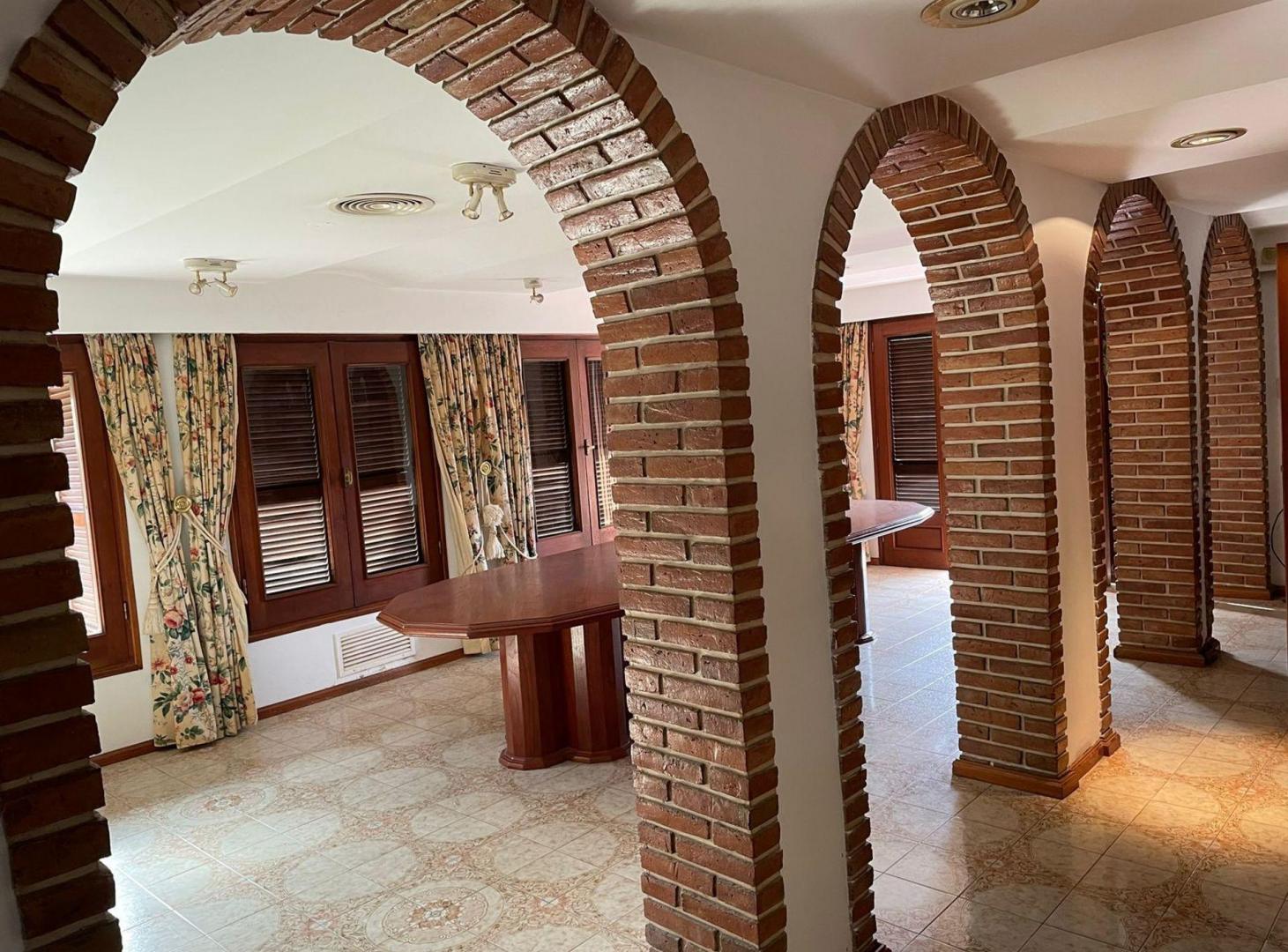 Foto de VENTA CASA EN EL CENTRO DE FUNES PILETA Y JARDIN, imagen 2