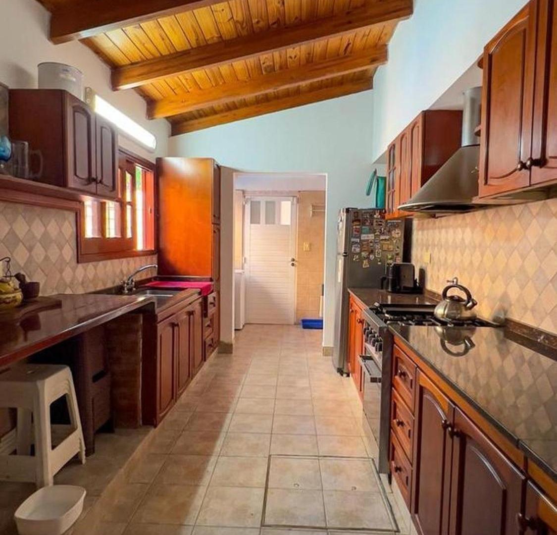 Foto de Casa de 3 Dormitorios con Jardín, Patio y Cochera, imagen 2