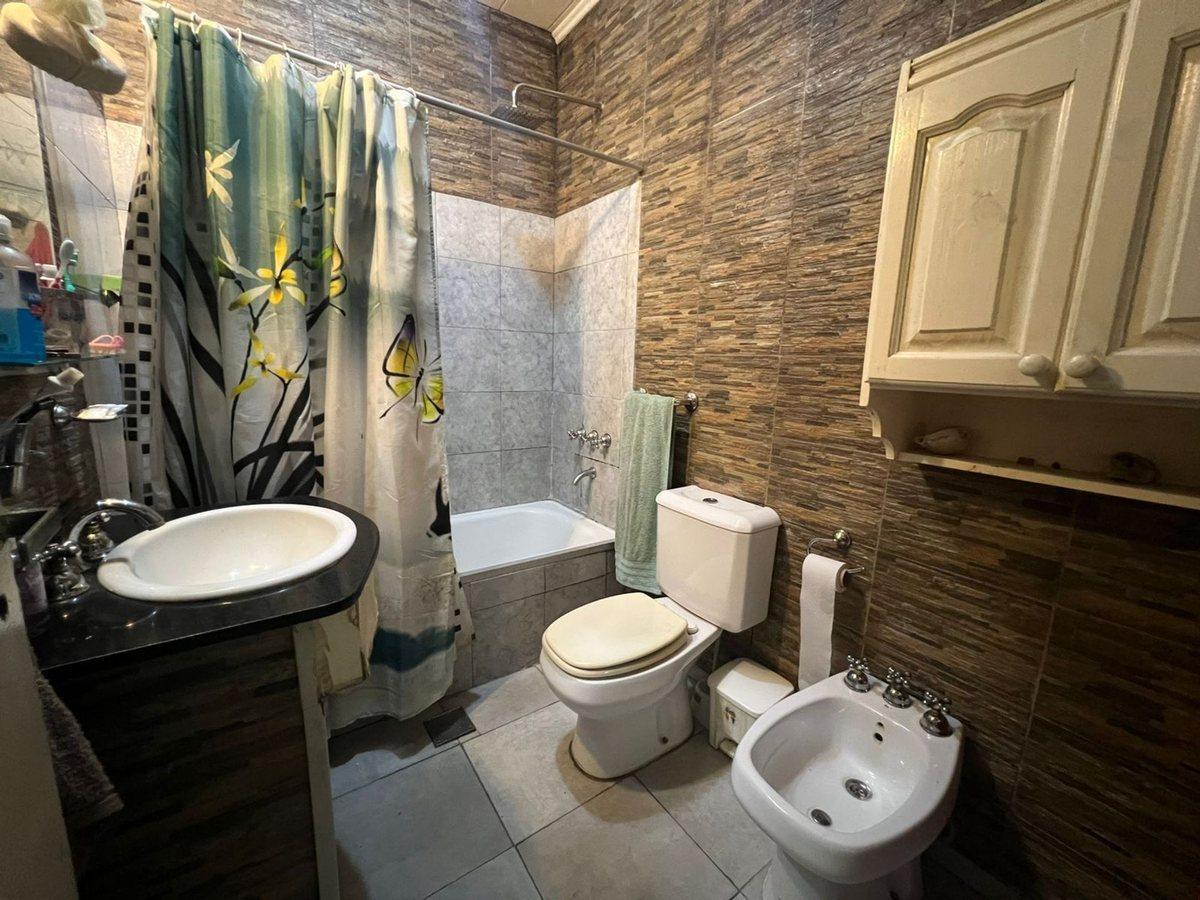 Foto de VENTA CASA 2 DORMITORIOS MAS COMODIN PATIO Y LOCAL, imagen 4