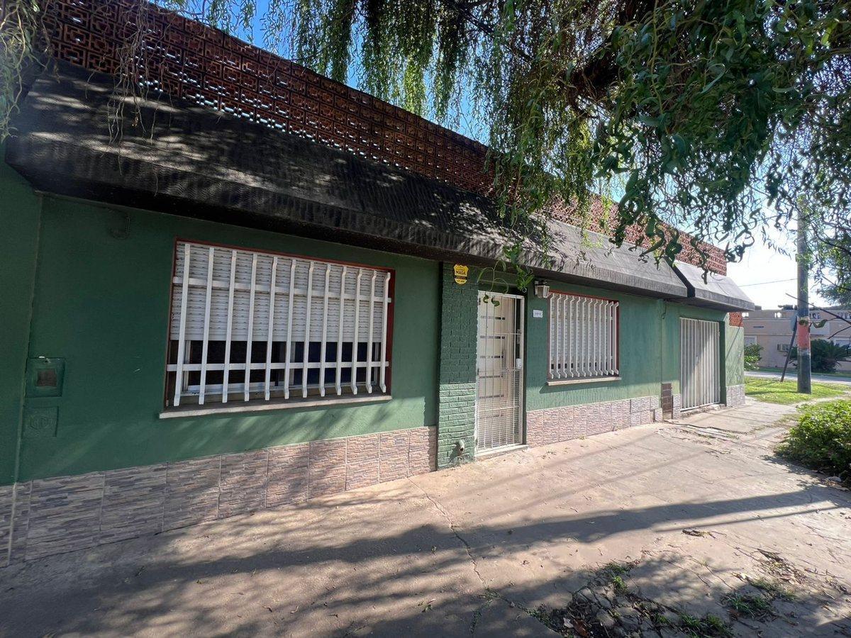 Foto de VENTA CASA 2 DORMITORIOS MAS COMODIN PATIO Y LOCAL, imagen 2