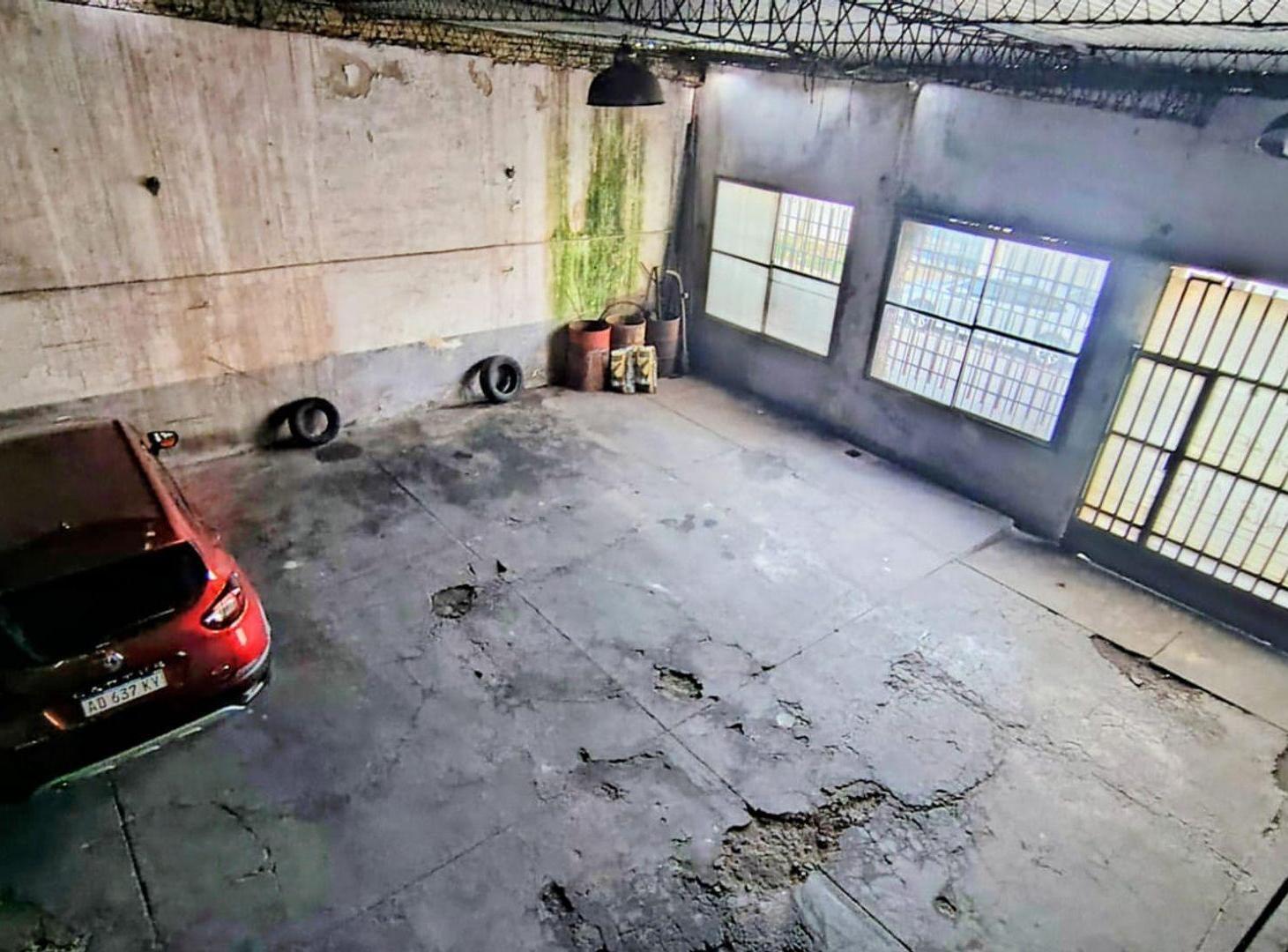 Foto de VENTA GALPON CON CASA 2 DORMITORIOS EN BELGRANO, imagen 2