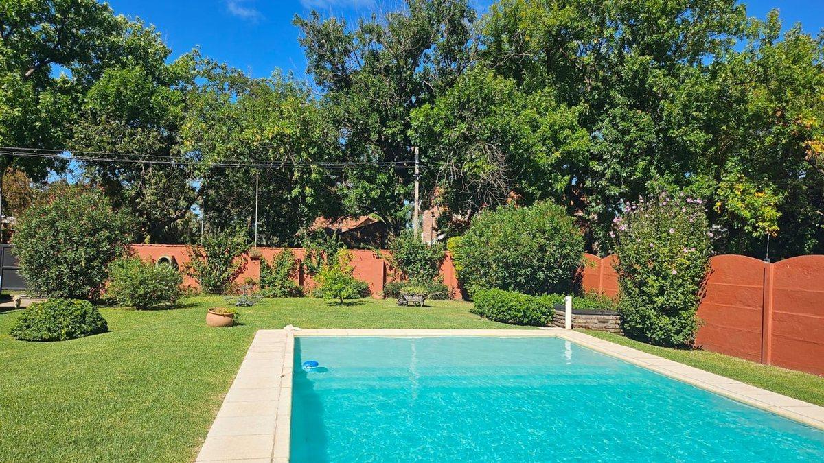 Foto de VENTA CASA CENTRO DE FUNES 3 DORMITORIOS C/ PILETA, imagen 5