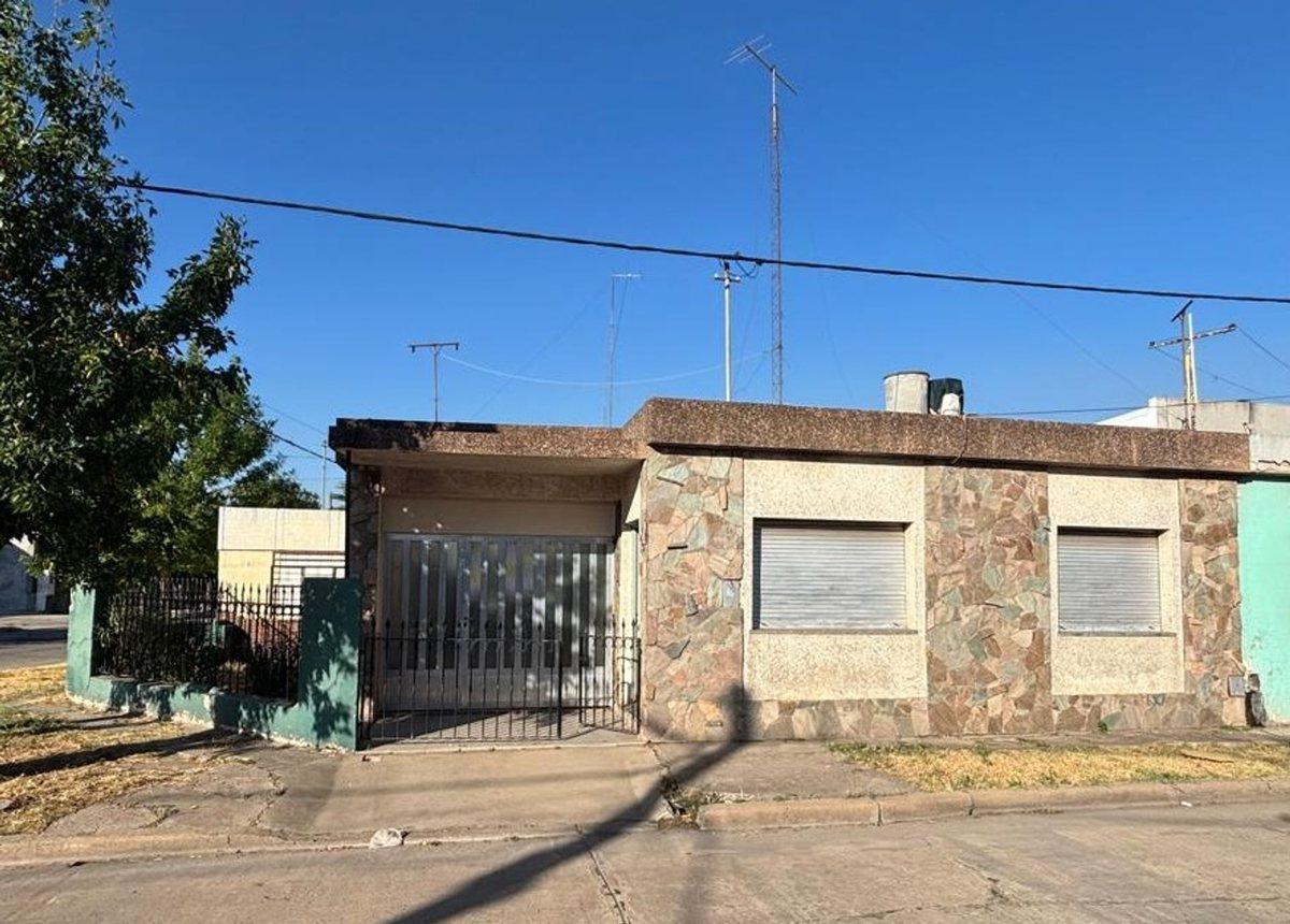Foto de VENTA CASA DOS DORMITORIOS Y COCHERA ARROYO SECO, imagen 2
