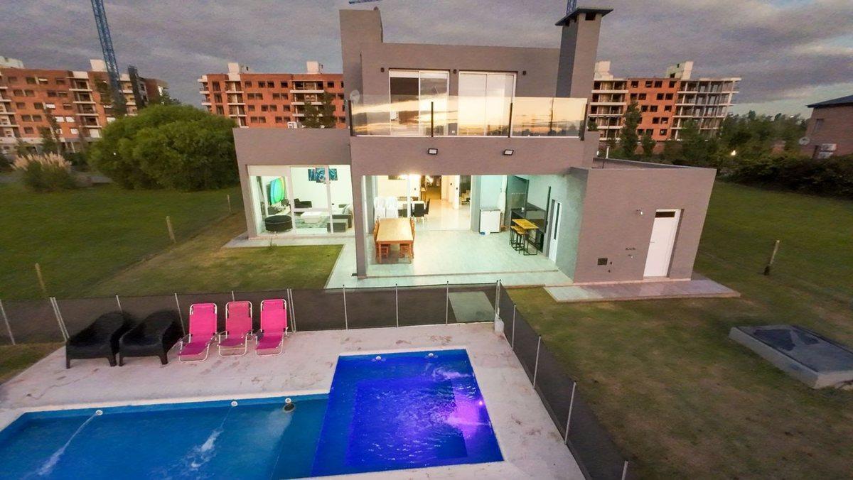 Foto de VENTA CASA DE DISEÑO EN LOS PASOS 2, imagen 2