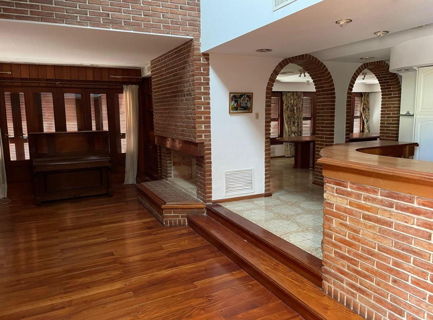 Foto de VENTA CASA EN EL CENTRO DE FUNES PILETA Y JARDIN, imagen 2