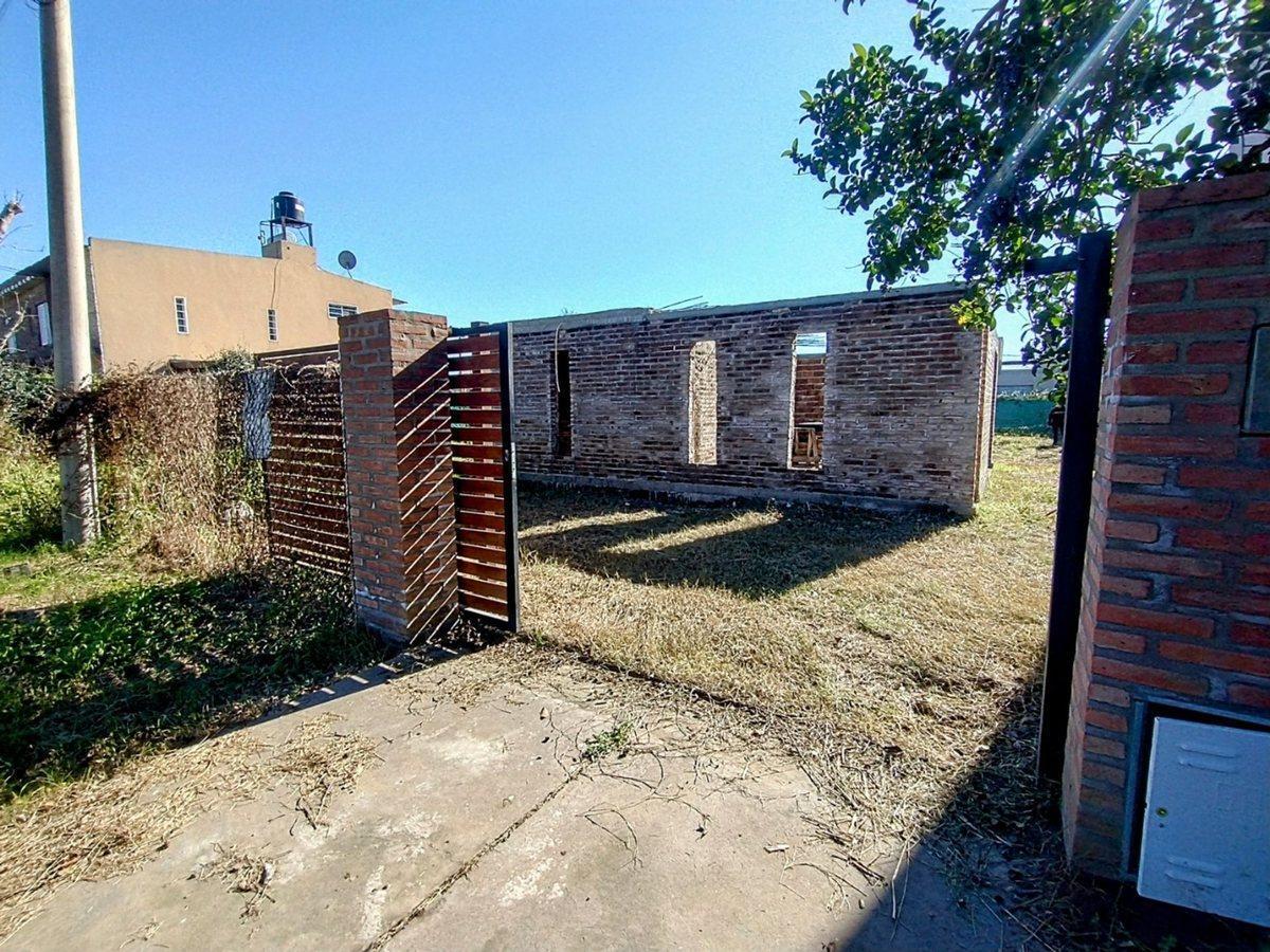 Foto de VENTA TERRENO CON CASA A TERMINAR EN ALVEAR, imagen 2