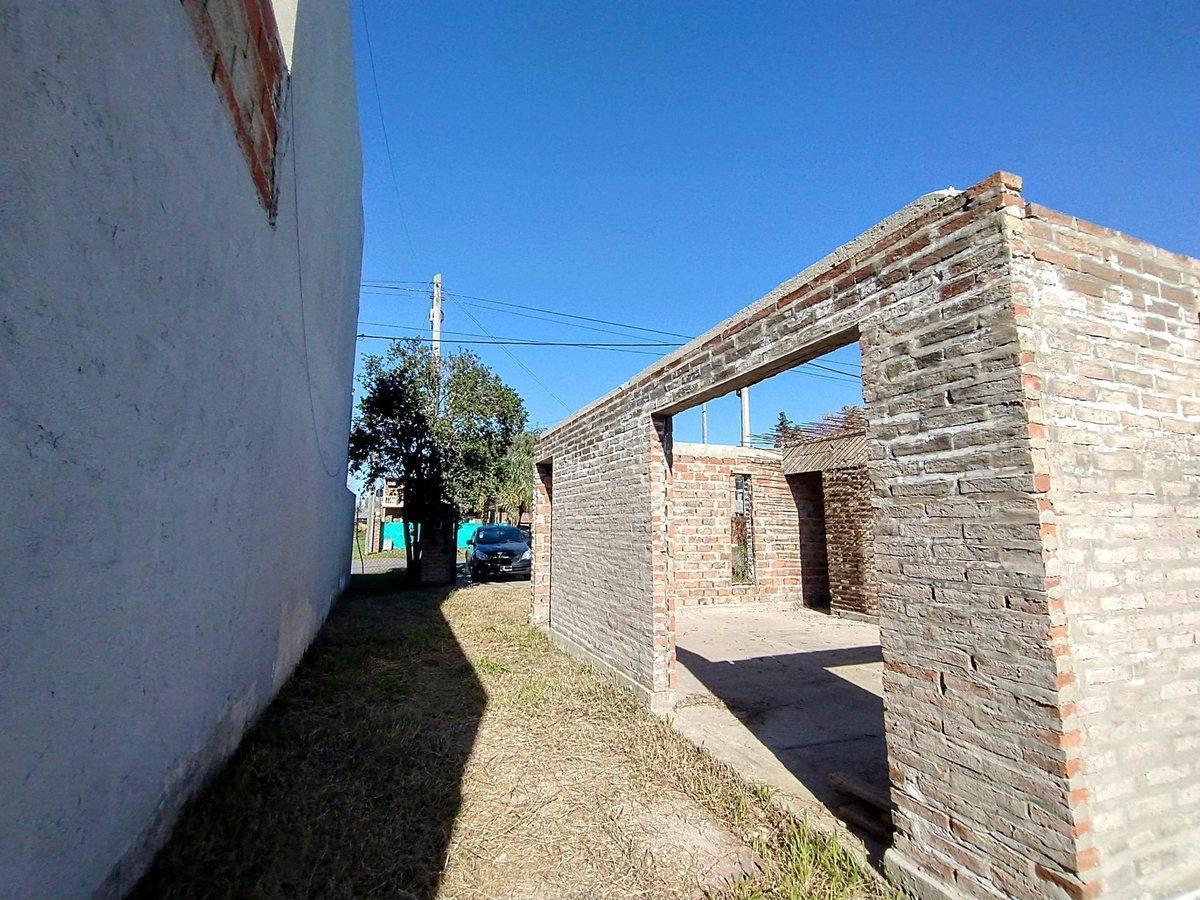 Foto de VENTA TERRENO CON CASA A TERMINAR EN ALVEAR, imagen 3