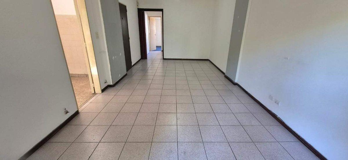 Foto de En Venta Dos Dormitorios c/Cochera Av Pellegrini, imagen 3