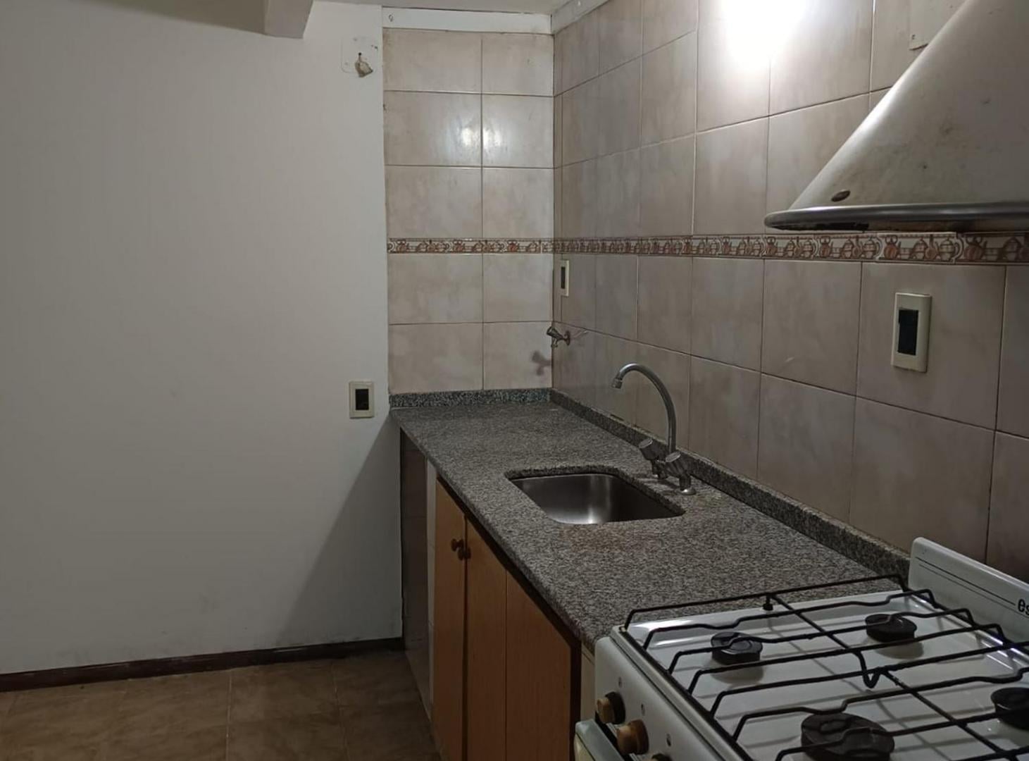 Foto de VENTA DEPTO.1 DORM. CON PATIO ECHESORTU A RECICLAR, imagen 2