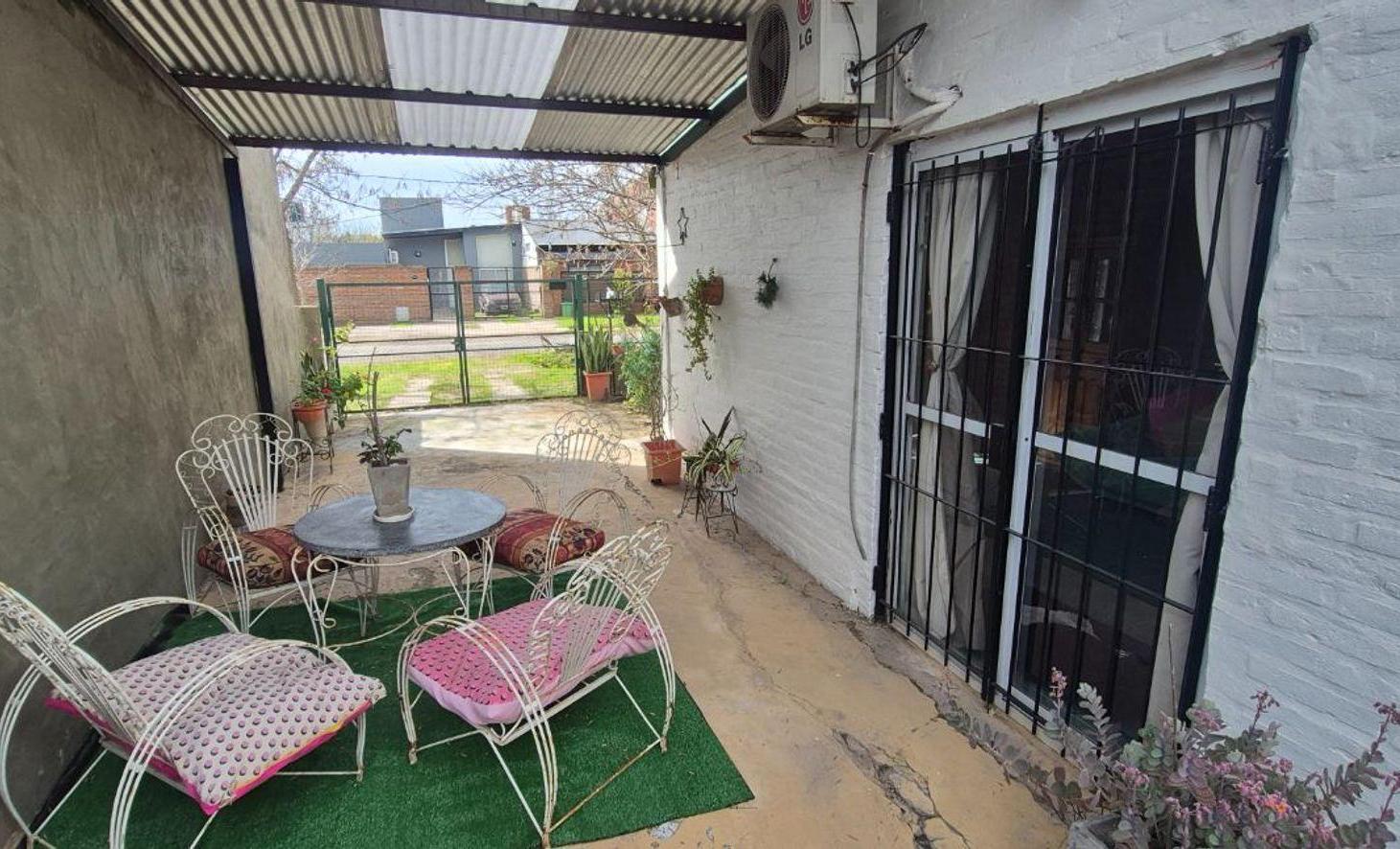Foto de En Venta Casa de 2 dormitorios. Funes, imagen 2