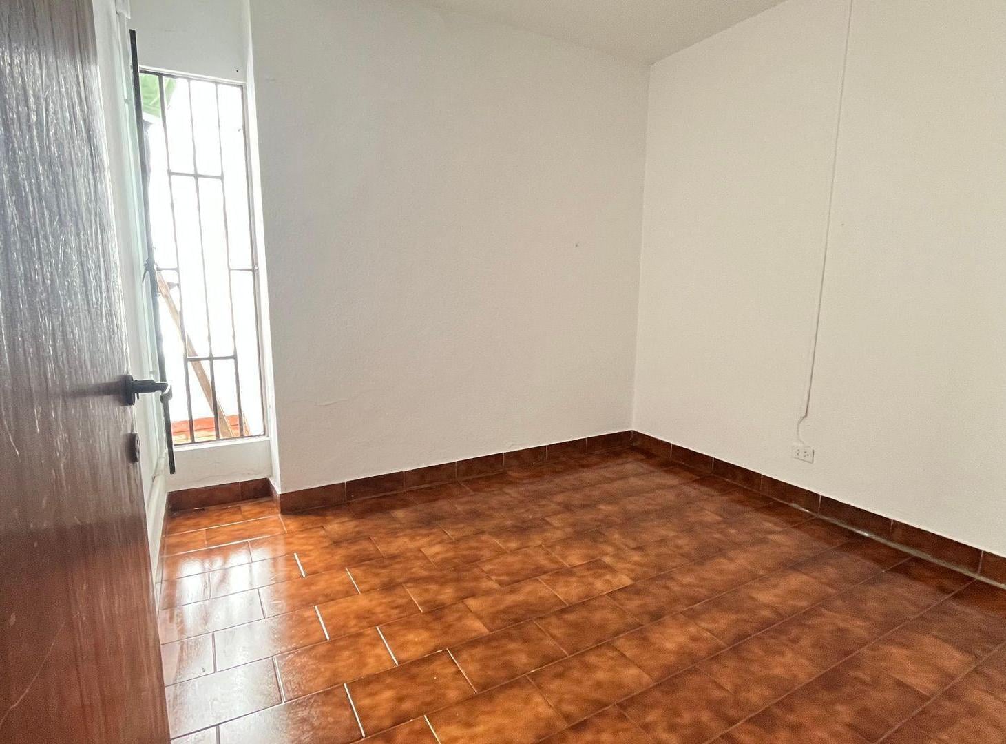 Foto de VENTA DEPTO PB 2 DORMI - PATIO - A REFACCIONAR, imagen 5
