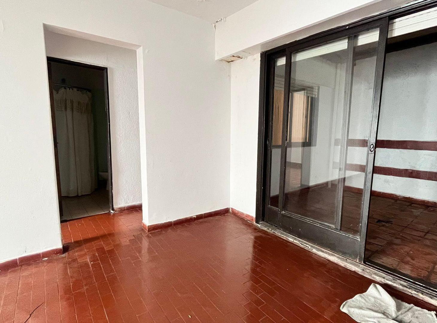 Foto de VENTA DEPTO PB 2 DORMI - PATIO - A REFACCIONAR, imagen 4