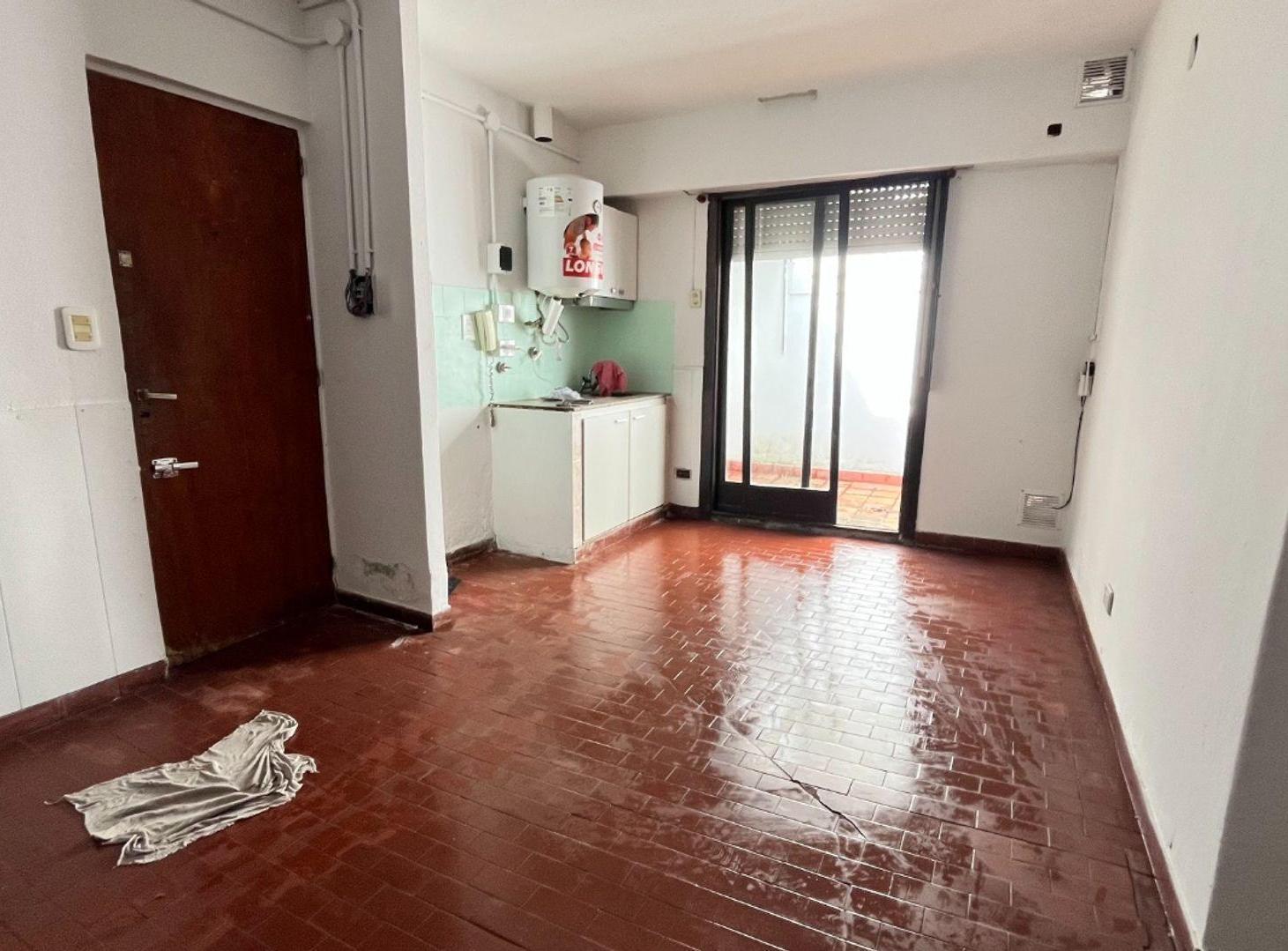 Foto de VENTA DEPTO PB 2 DORMI - PATIO - A REFACCIONAR, imagen 2