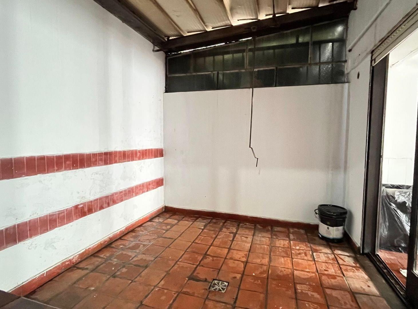 Foto de VENTA DEPTO PB 2 DORMI - PATIO - A REFACCIONAR, imagen 3