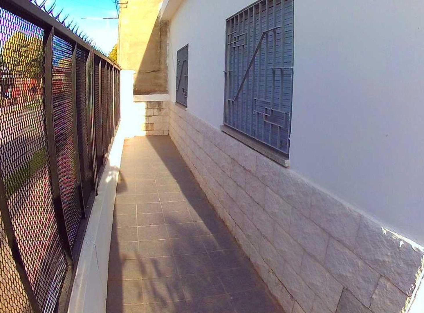 Foto de VENTA CASA 2 DORMITORIOS Y JARDÍN EN CAP. BERMUDEZ, imagen 3