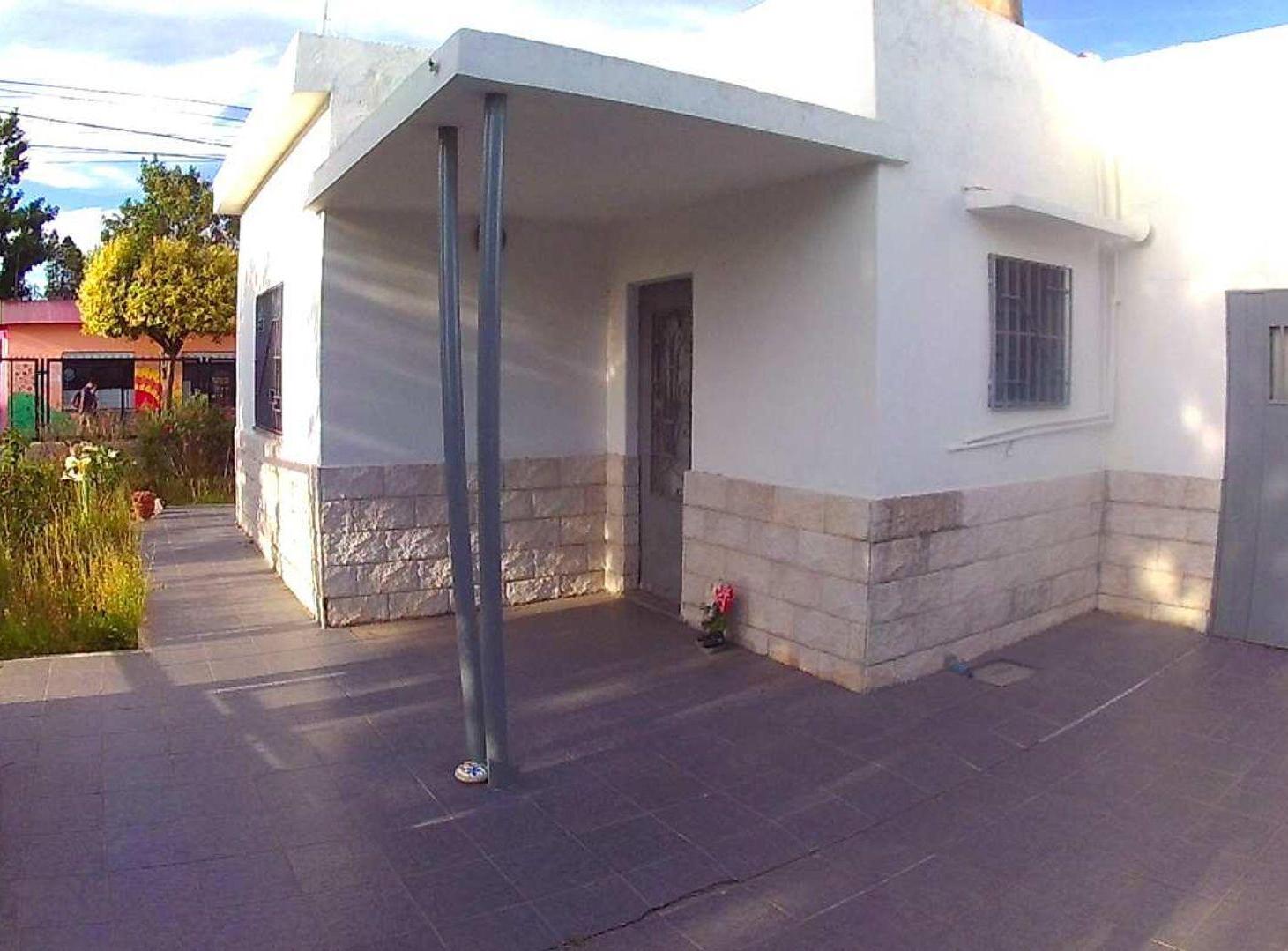 Foto de VENTA CASA 2 DORMITORIOS Y JARDÍN EN CAP. BERMUDEZ, imagen 1
