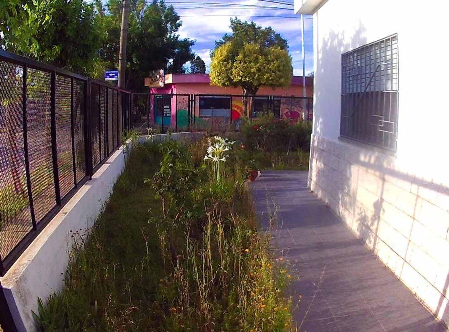 Foto de VENTA CASA 2 DORMITORIOS Y JARDÍN EN CAP. BERMUDEZ, imagen 4