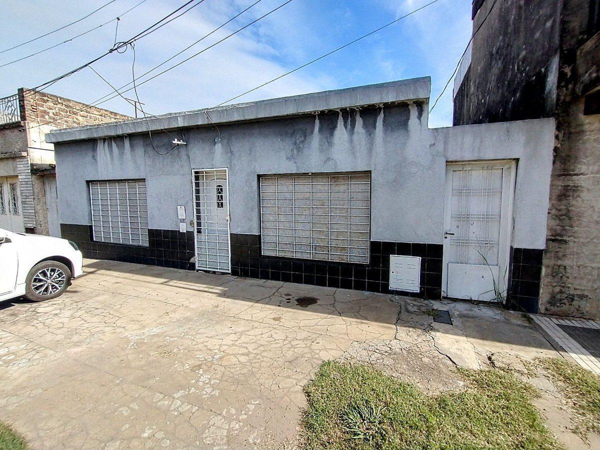Foto de VENTA CASA 2 DORMITORIOS Y PATIO (CRESPO AL 4000), imagen 1