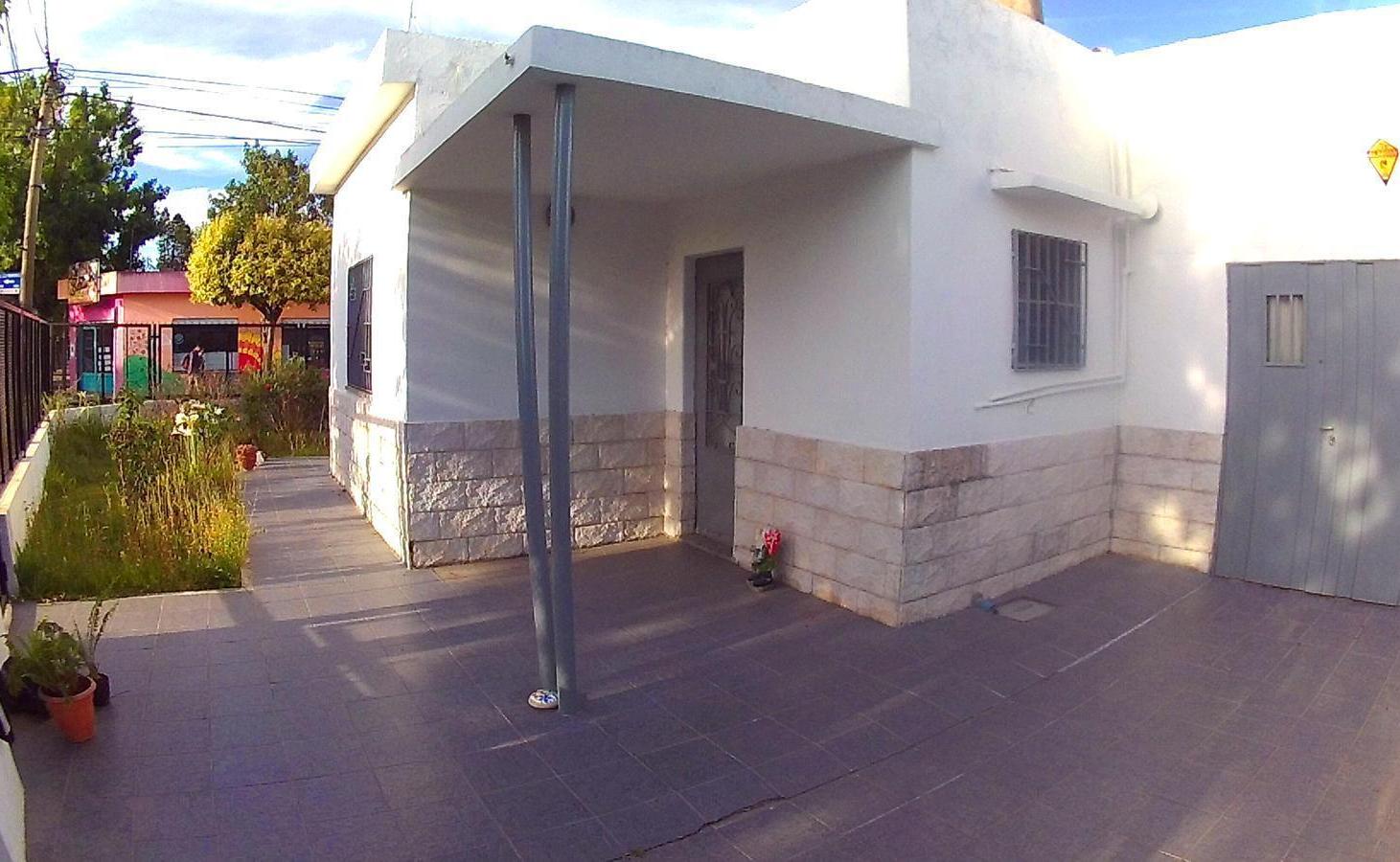 VENTA CASA 2 DORMITORIOS Y JARDÍN EN CAPITAN BERMUDEZ A METROS DE LA RUTA LADO RÍO