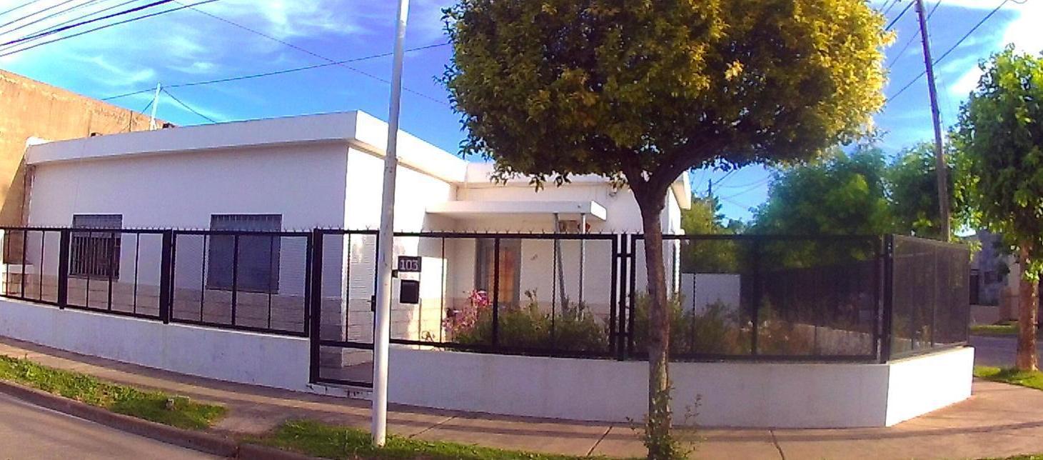 Foto de VENTA CASA 2 DORMITORIOS Y JARDÍN EN CAPITAN BERMUDEZ A METROS DE LA, imagen 2
