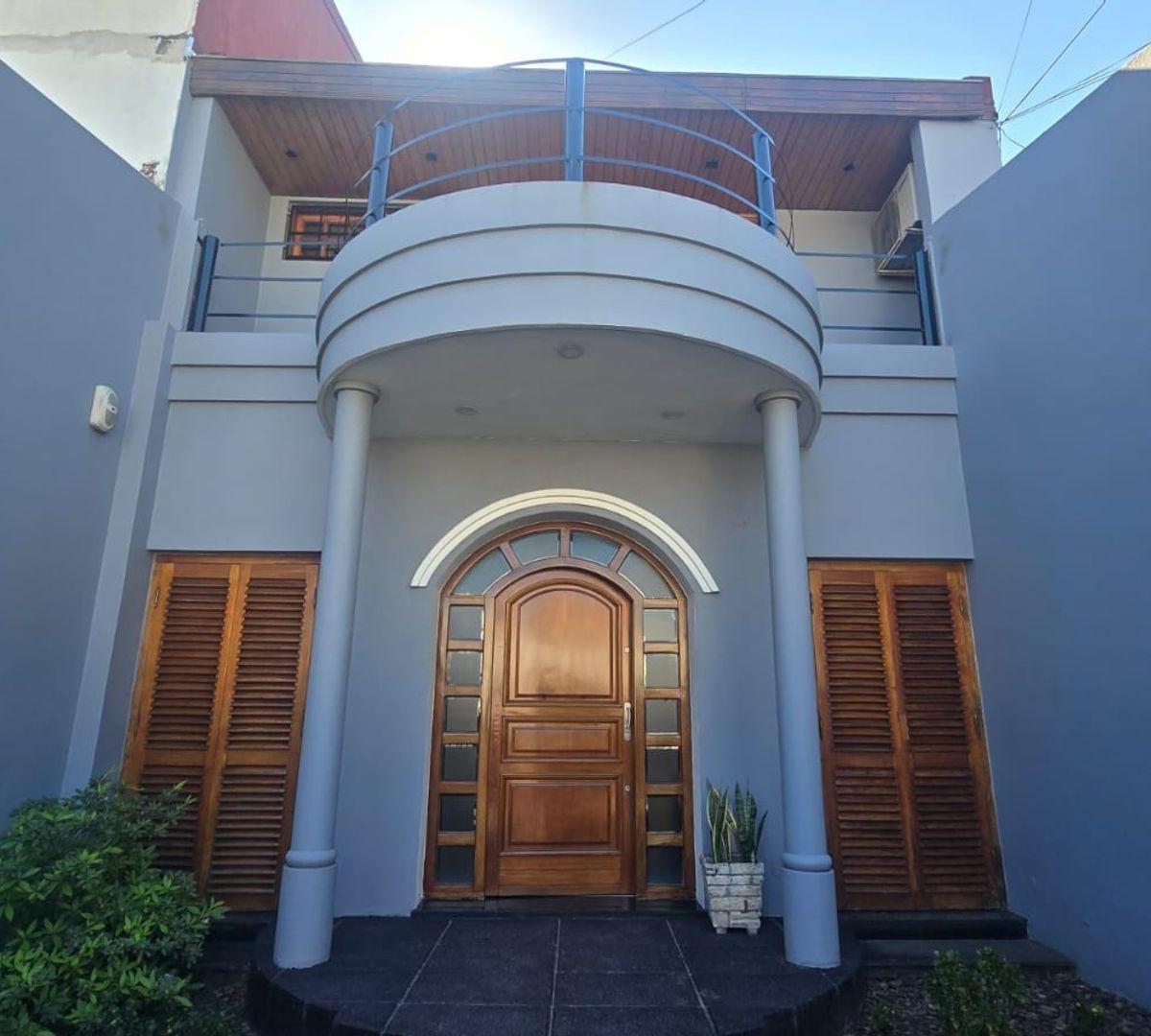 Excelente Casa 4 Amb, Jardin, Quincho, Coch, Lanús. 2