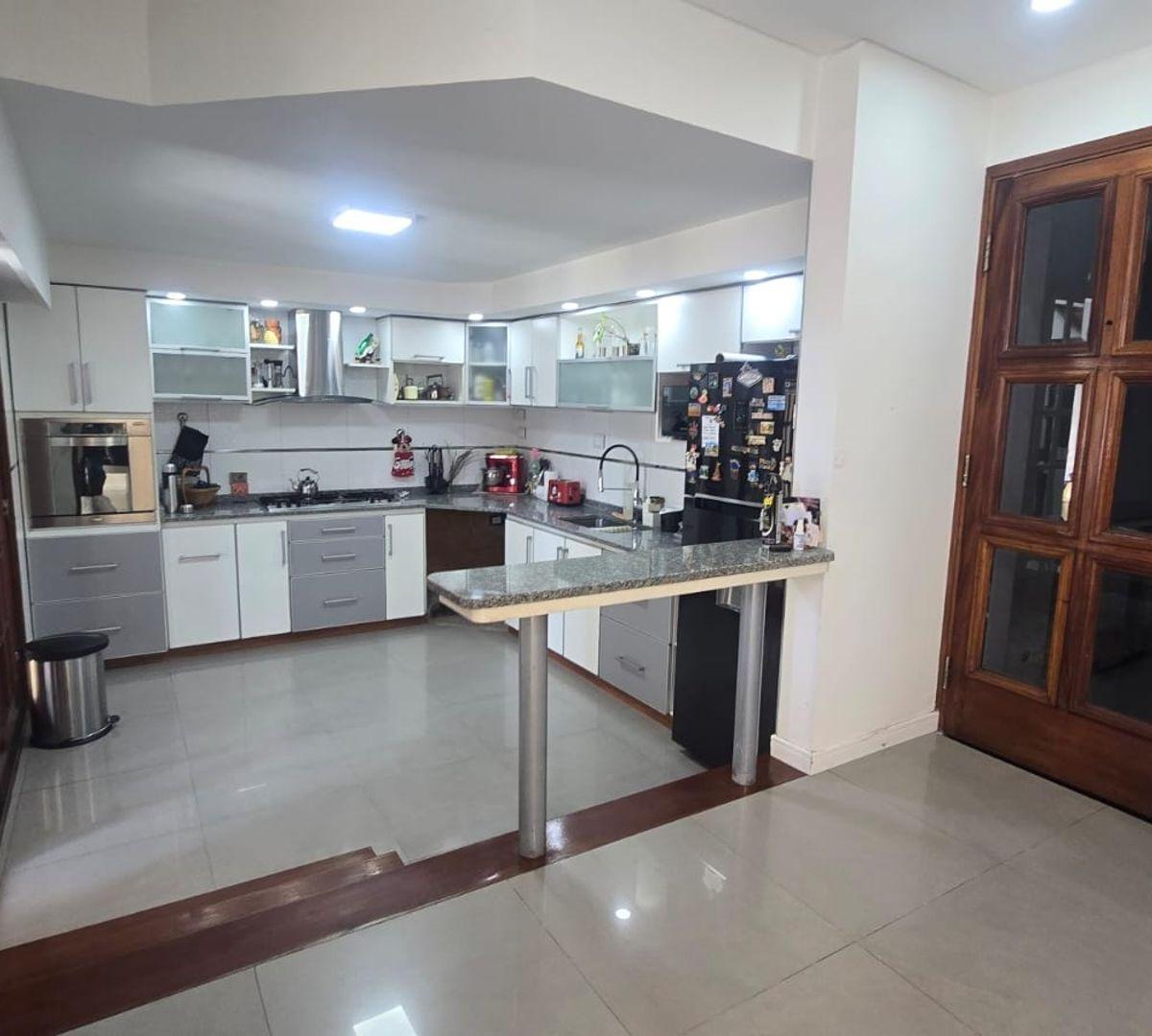 Excelente Casa 4 Amb, Jardin, Quincho, Coch, Lanús. 3