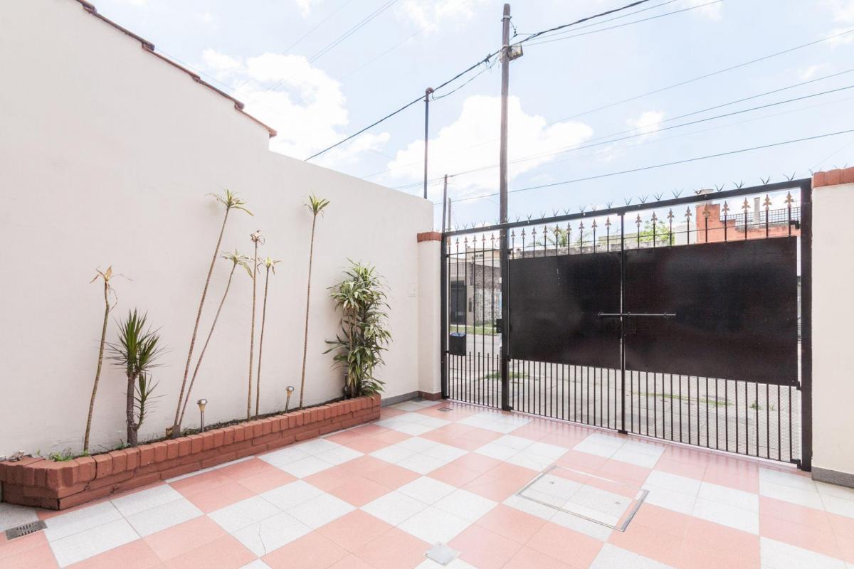 Triplex con Cochera y Patio en Lanus Oeste 2