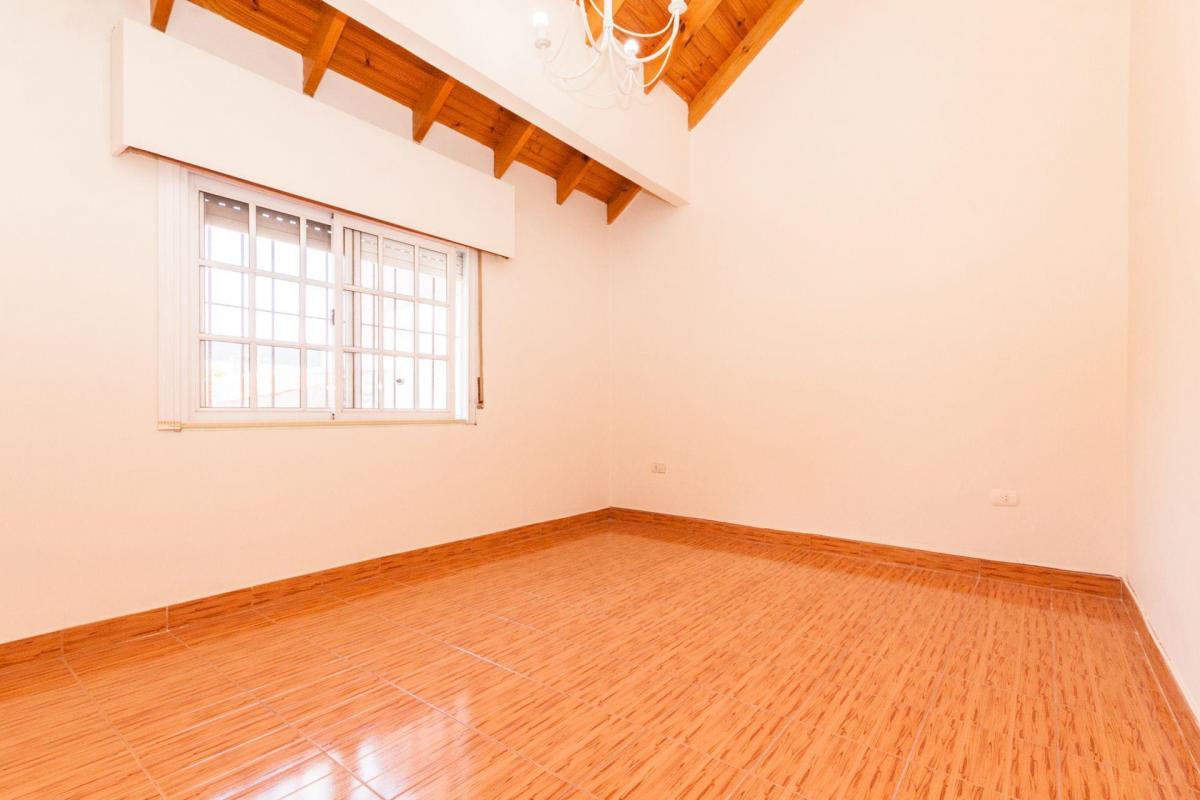 Triplex con Cochera y Patio en Lanus Oeste 1