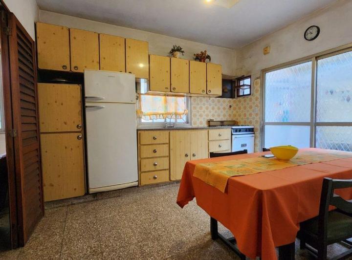 Casa 3 ambientes c/coch+galpón excelente ubicación 5