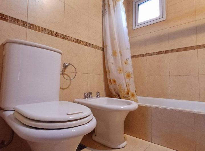 VENTA CASA SOBRE LOTE DE 262mt2 EN LANUS OESTE 2