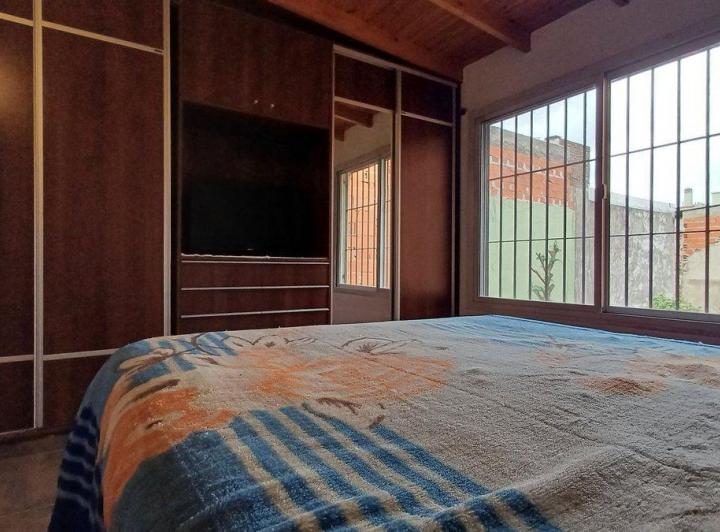 VENTA CASA SOBRE LOTE DE 262mt2 EN LANUS OESTE 3
