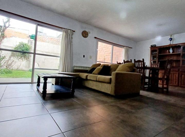 VENTA CASA SOBRE LOTE DE 262mt2 EN LANUS OESTE 5