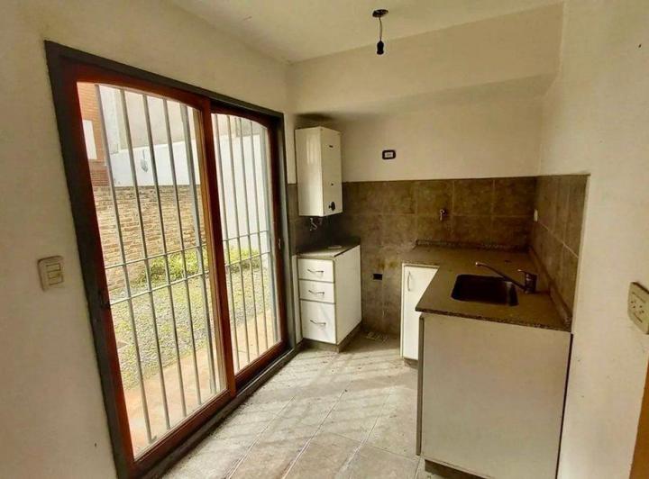 Dúplex de 3 ambientes con cochera, patio y terraza 4