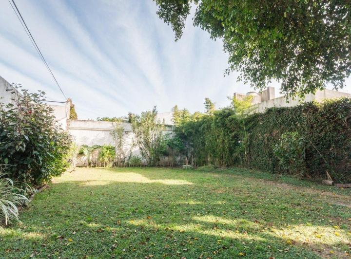 Venta casa 5 ambientes, cochera, gran parque. 3