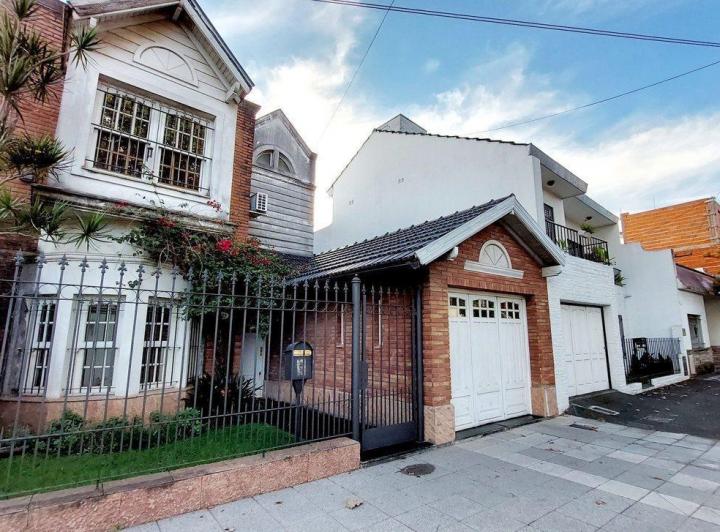Venta casa 5 ambientes, cochera, gran parque. 5
