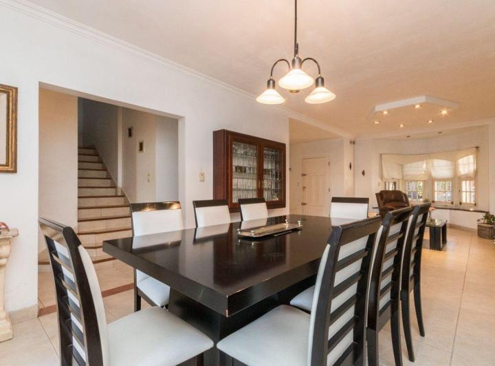 Venta casa 5 ambientes, cochera, gran parque. 4