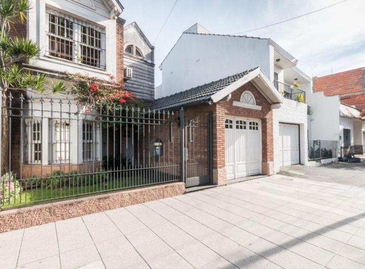 Venta casa 5 ambientes, cochera, gran parque. 1