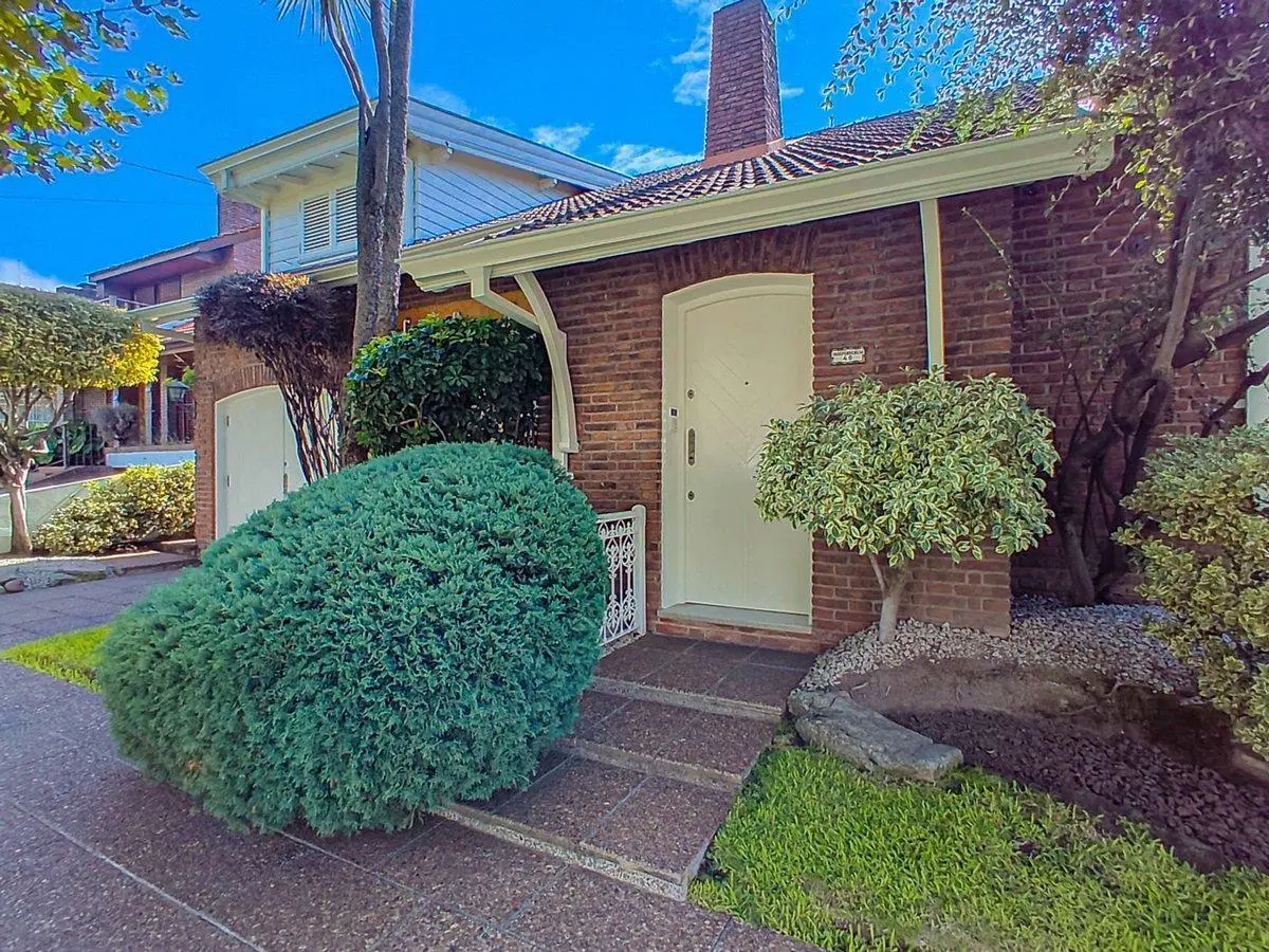 EXCELENTE CHALET, LOTE 20X25, BARRIO PARQUE BERNAL 5