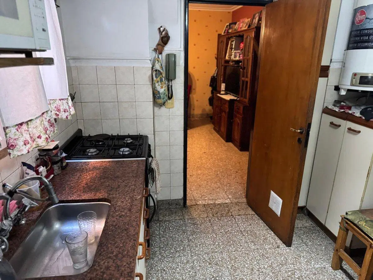 3 AMBIENTES EN LANUSITA C/ COCHERA.- 4