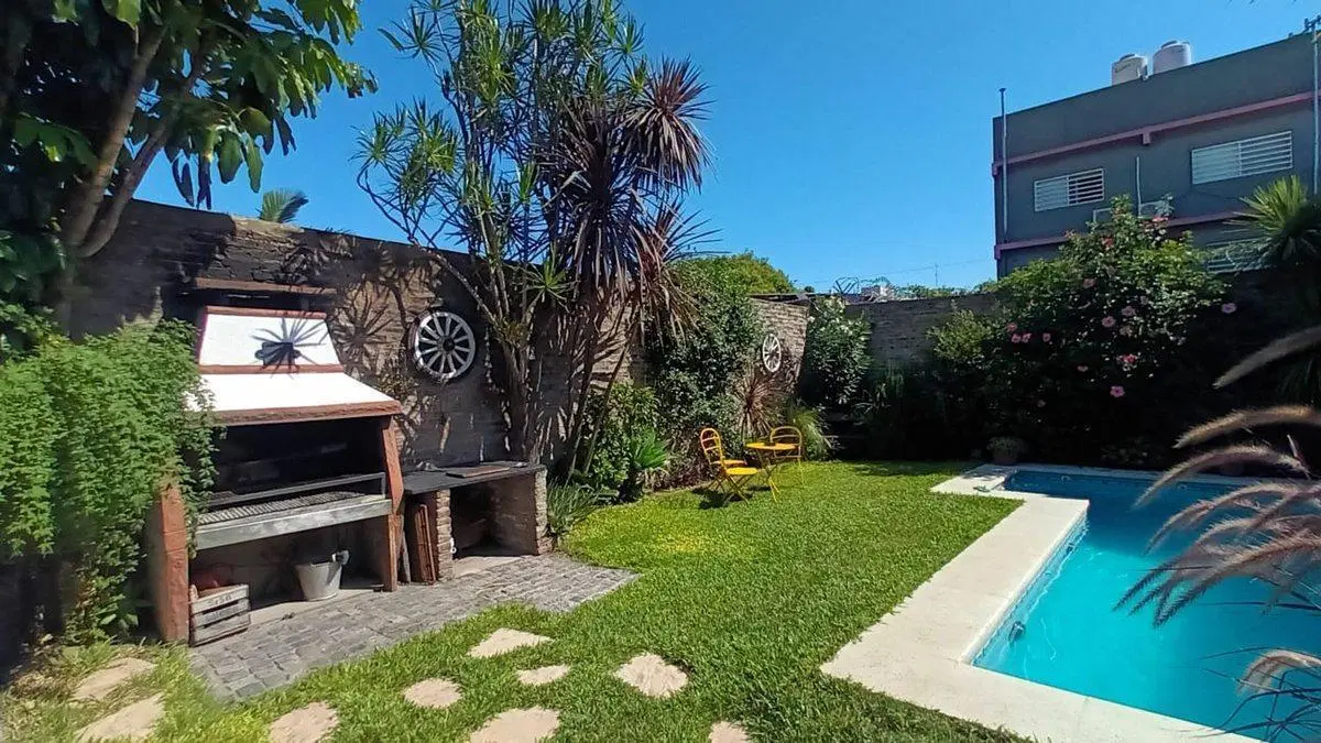 CASA 5 AMB +SALON C/PARQUE Y PISCINA 2